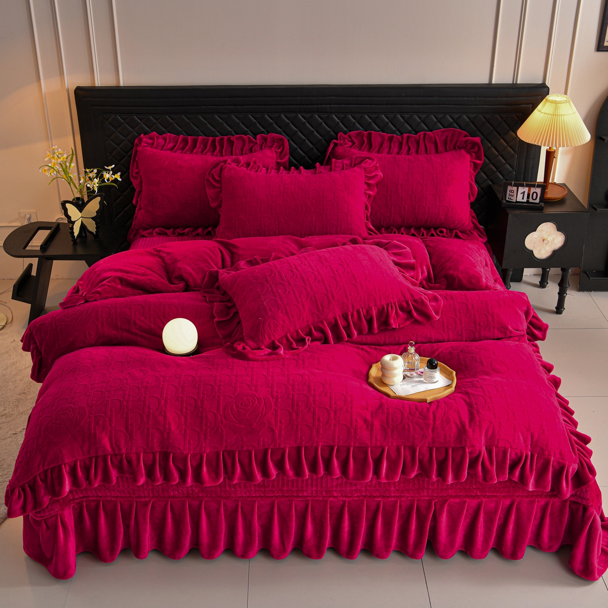 91家纺网 家纺一手货源 找家纺 赫本家纺  2025新款高克重纯色花边款雕花绒床盖款四件套 摩卡-红