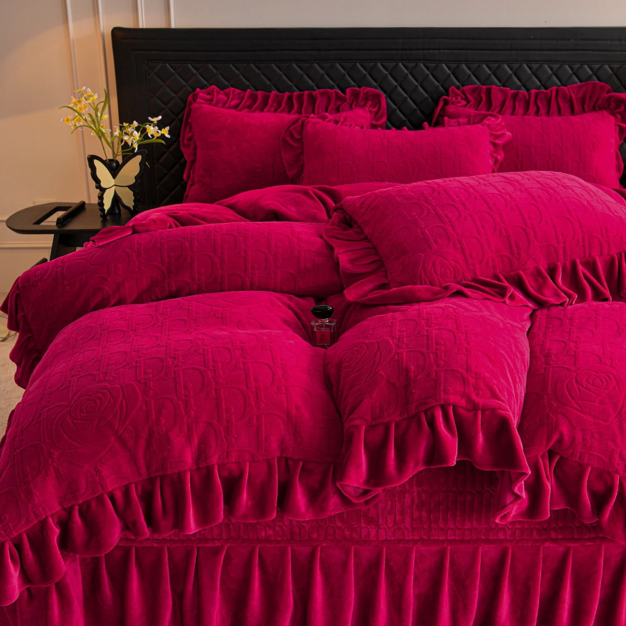 91家纺网 家纺一手货源 找家纺 赫本家纺  2025新款高克重纯色花边款雕花绒床盖款四件套 摩卡-红
