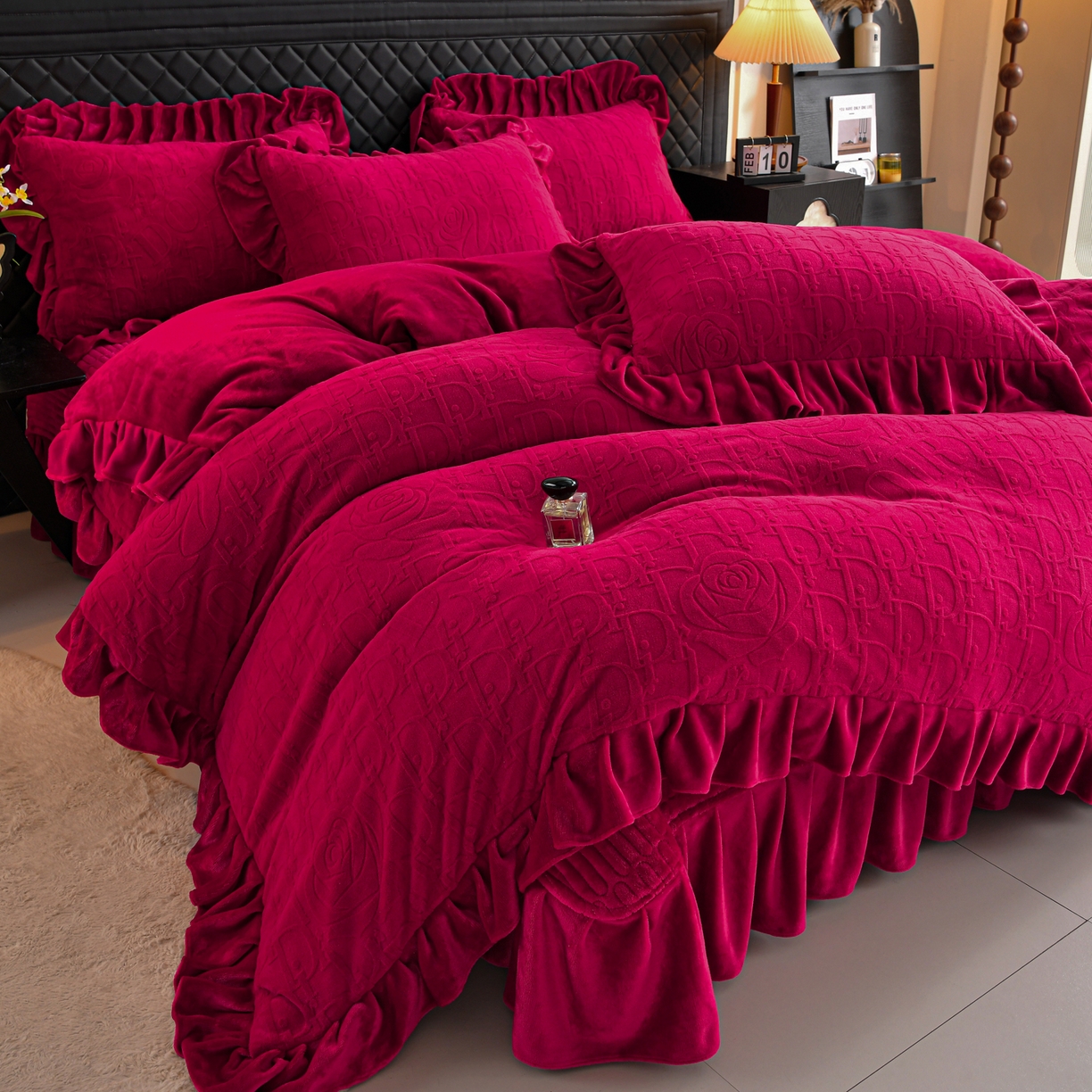 91家纺网 家纺一手货源 找家纺 赫本家纺  2025新款高克重纯色花边款雕花绒床盖款四件套 摩卡-红