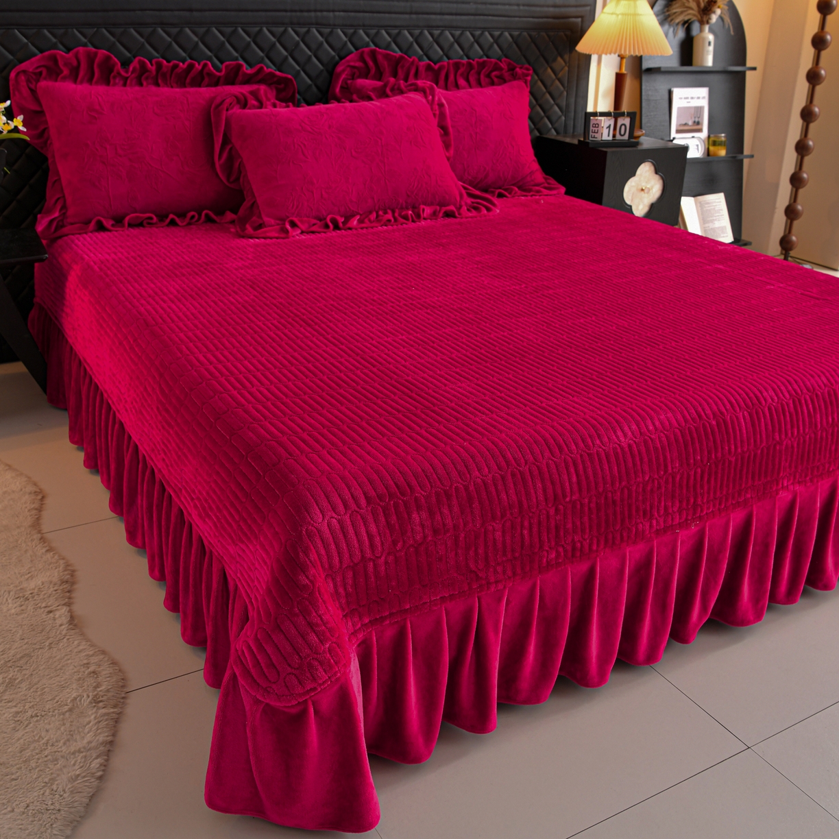 91家纺网 家纺一手货源 找家纺 赫本家纺  2025新款高克重纯色花边款雕花绒床盖款四件套 繁花-红