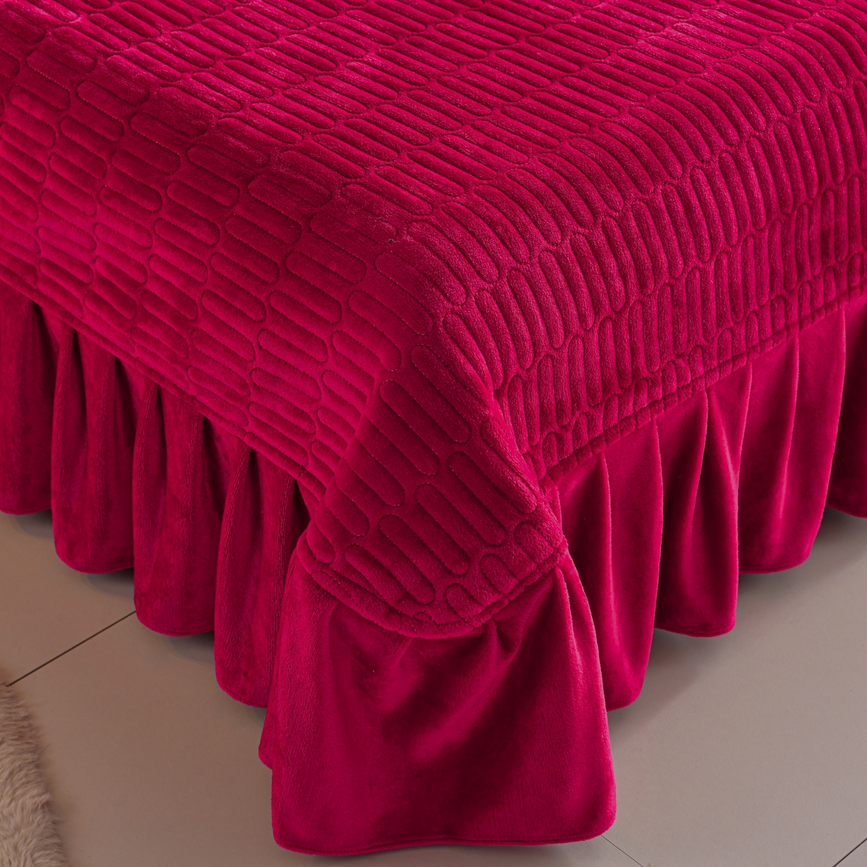 91家纺网 家纺一手货源 找家纺 赫本家纺  2025新款高克重纯色花边款雕花绒床盖款四件套 繁花-红