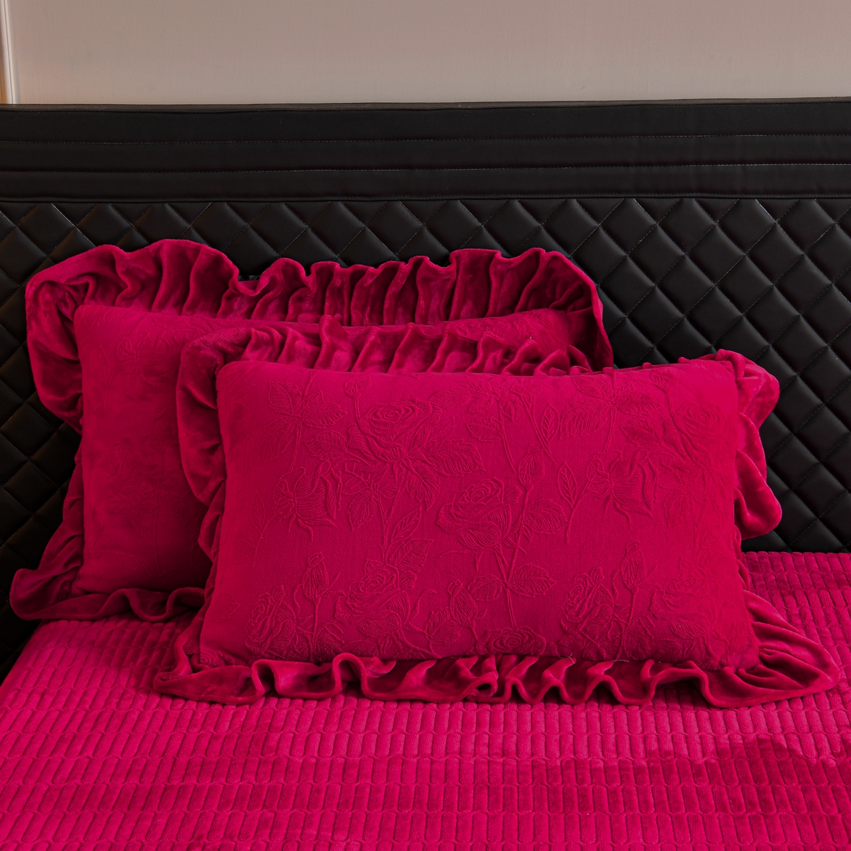 91家纺网 家纺一手货源 找家纺 赫本家纺  2025新款高克重纯色花边款雕花绒床盖款四件套 繁花-红