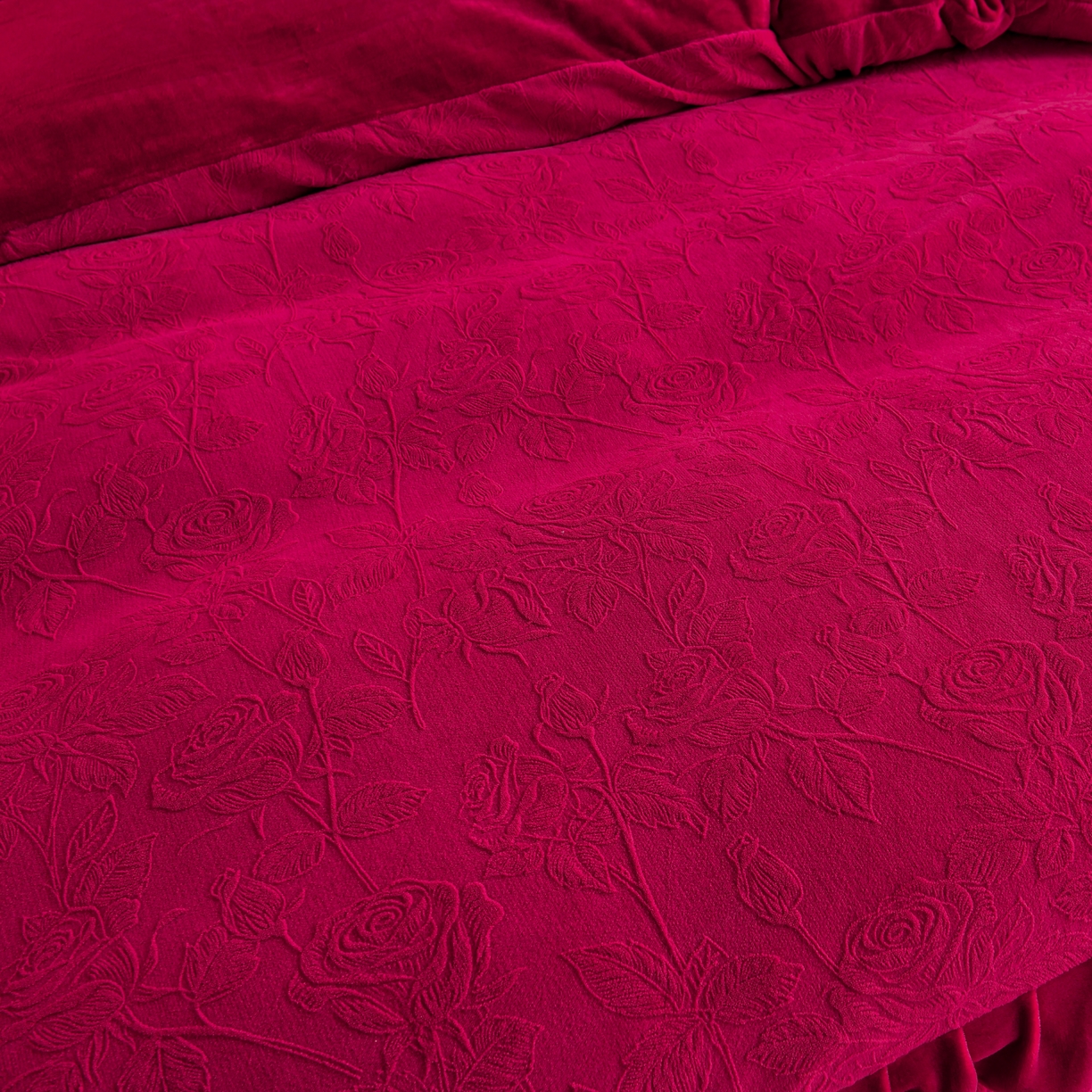 91家纺网 家纺一手货源 找家纺 赫本家纺  2025新款高克重纯色花边款雕花绒床盖款四件套 繁花-红