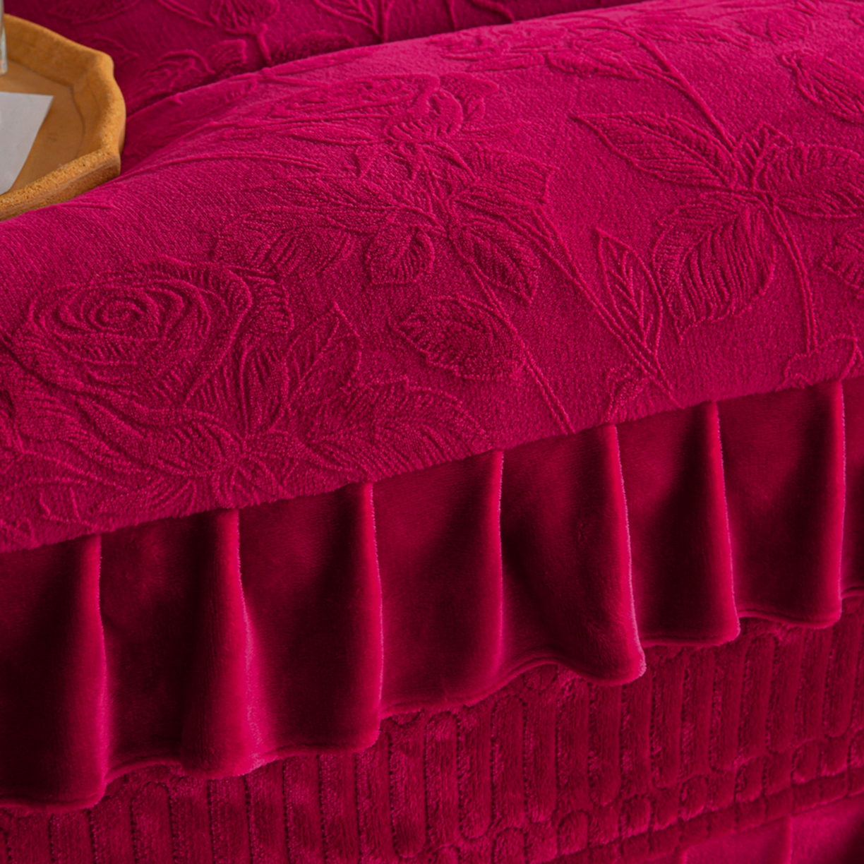 91家纺网 家纺一手货源 找家纺 赫本家纺  2025新款高克重纯色花边款雕花绒床盖款四件套 繁花-红