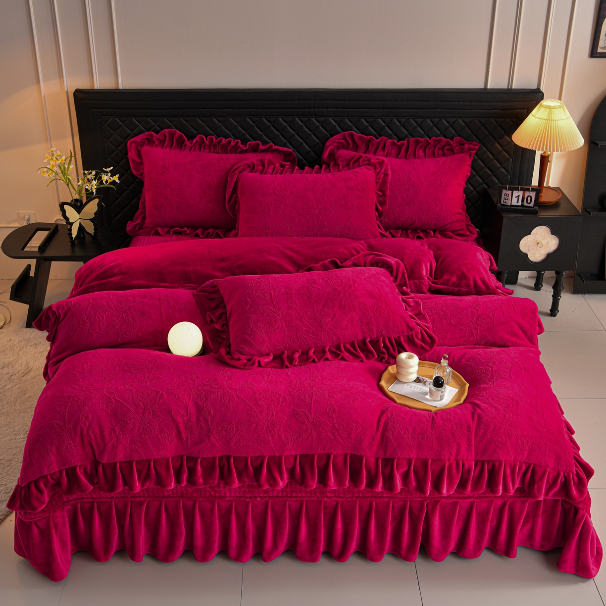 91家纺网 家纺一手货源 找家纺 赫本家纺  2025新款高克重纯色花边款雕花绒床盖款四件套 繁花-红