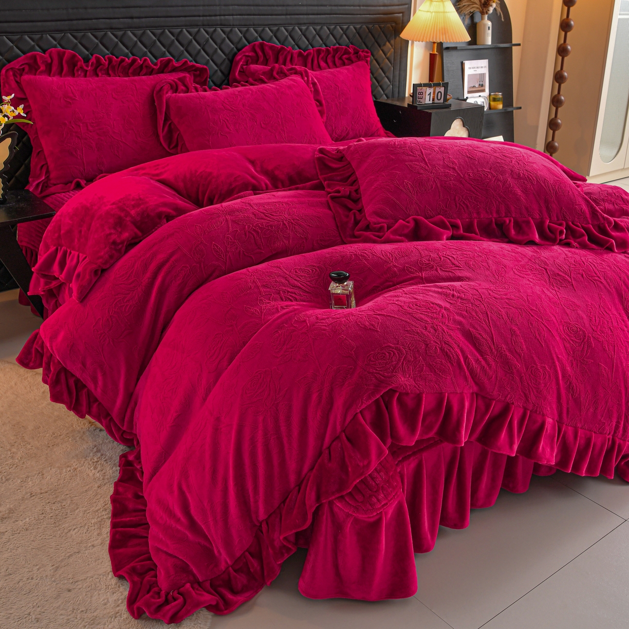 91家纺网 家纺一手货源 找家纺 赫本家纺  2025新款高克重纯色花边款雕花绒床盖款四件套 繁花-红