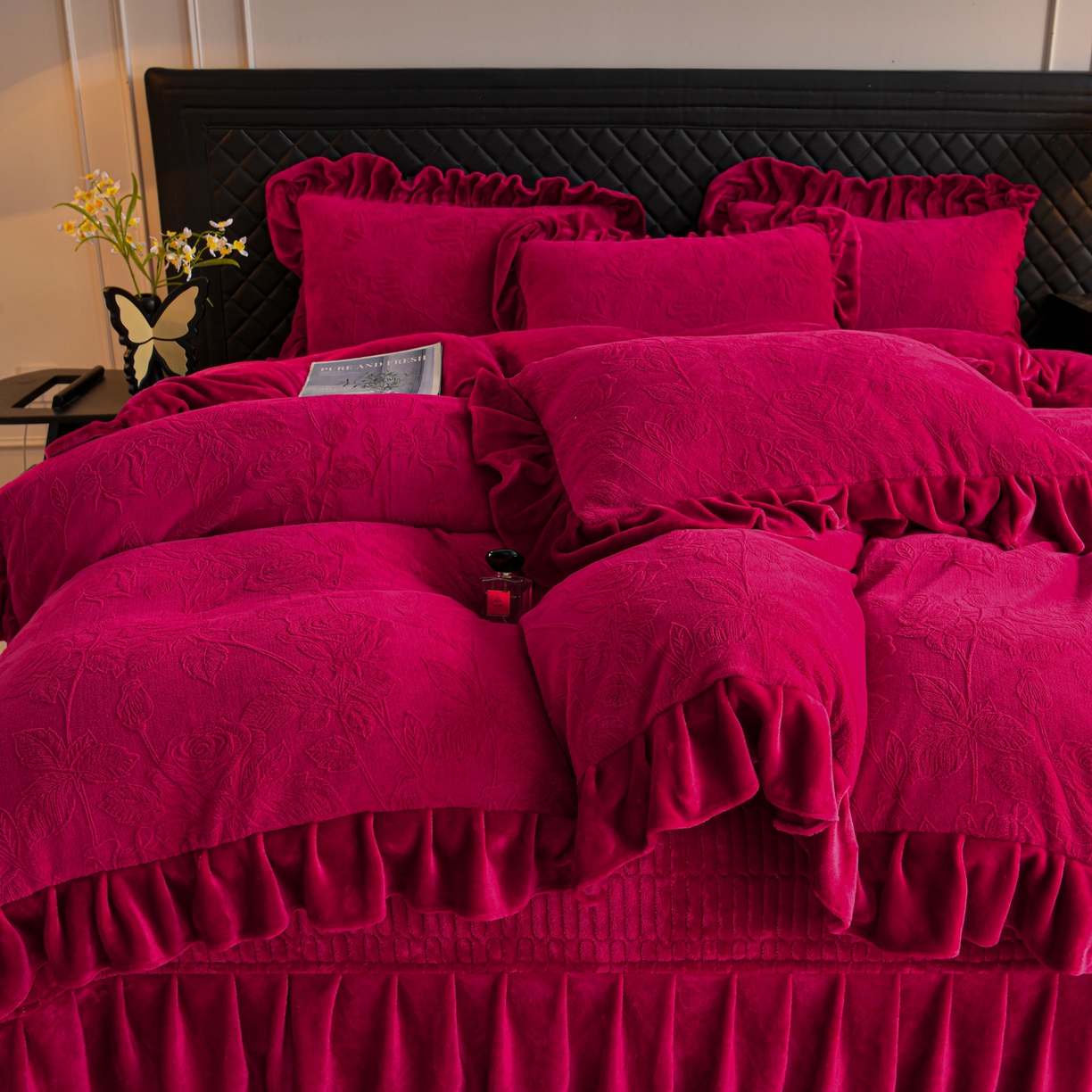 91家纺网 家纺一手货源 找家纺 赫本家纺  2025新款高克重纯色花边款雕花绒床盖款四件套 繁花-红
