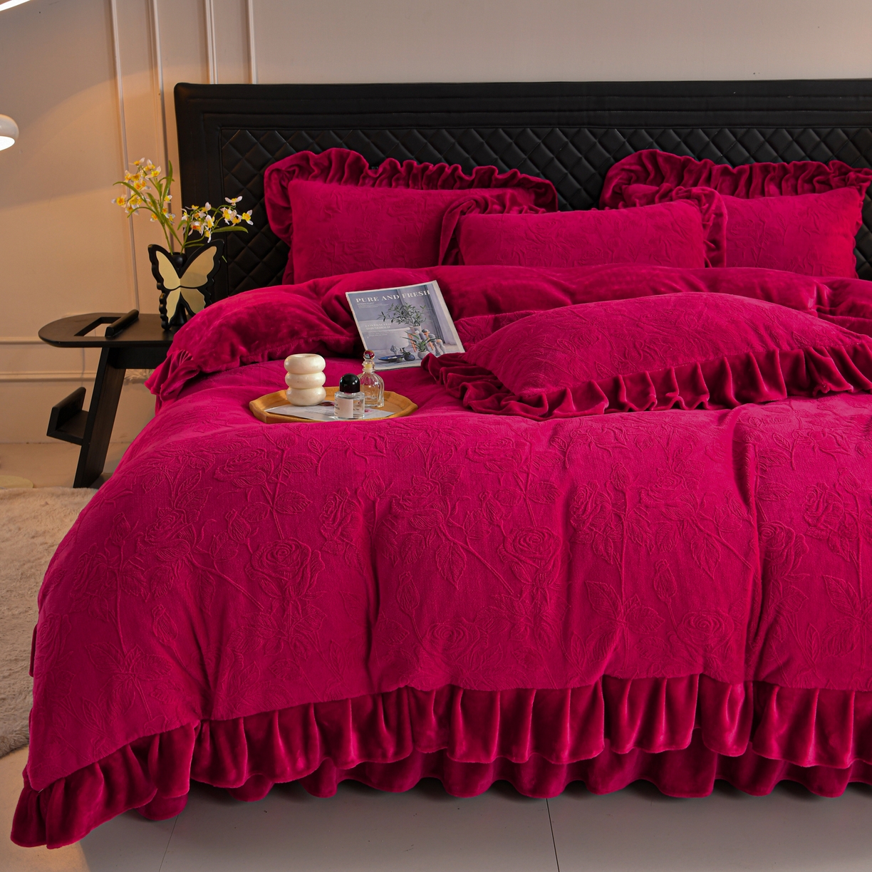 91家纺网 家纺一手货源 找家纺 赫本家纺  2025新款高克重纯色花边款雕花绒床盖款四件套 繁花-红