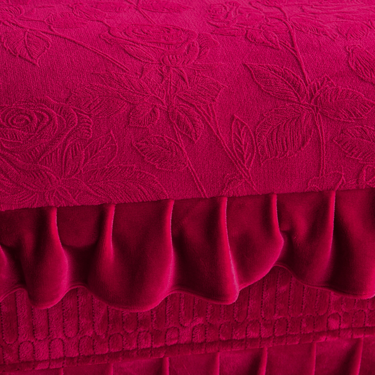 91家纺网 家纺一手货源 找家纺 赫本家纺  2025新款高克重纯色花边款雕花绒床盖款四件套 繁花-红