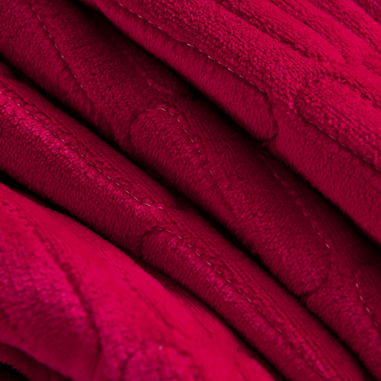 91家纺网 家纺一手货源 找家纺 赫本家纺  2025新款高克重纯色花边款雕花绒床盖款四件套 繁花-红