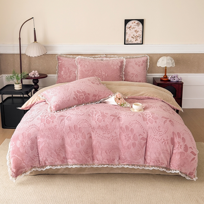 91家纺网 家纺一手货源 找家纺 （总）好漂靓 2025新款高克重雕花绒牛奶绒四件套--花之恋