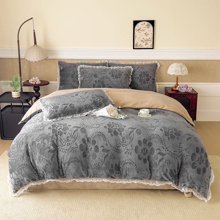 91家纺网 家纺一手货源 找家纺 （总）好漂靓 2025新款高克重雕花绒牛奶绒四件套--花之恋