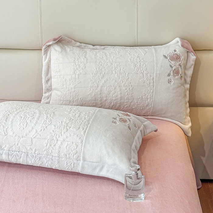 91家纺网 家纺一手货源 找家纺 金牛座家纺 2025新款公主轻奢雕花牛奶绒刺绣四件套-韵律系列 【控价 售价请勿低于178】 韵律-奶白