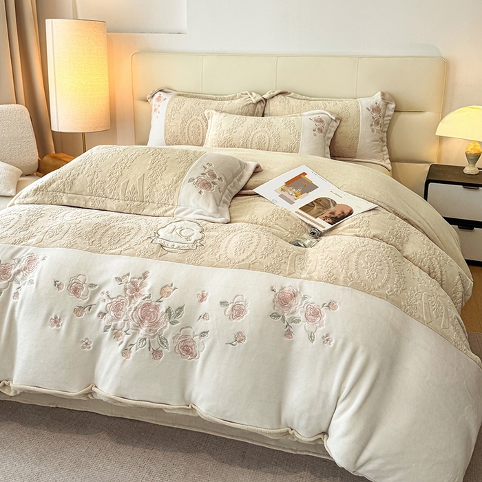 金牛座家纺 2025新款公主轻奢雕花牛奶绒刺绣四件套-韵律系列 【控价 售价请勿低于178】 韵律-香槟