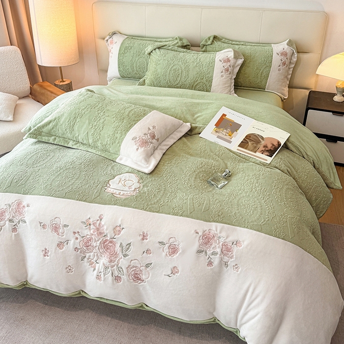 91家纺网 家纺一手货源 找家纺 金牛座家纺 2025新款公主轻奢雕花牛奶绒刺绣四件套-韵律系列 【控价 售价请勿低于178】 韵律-浅緑