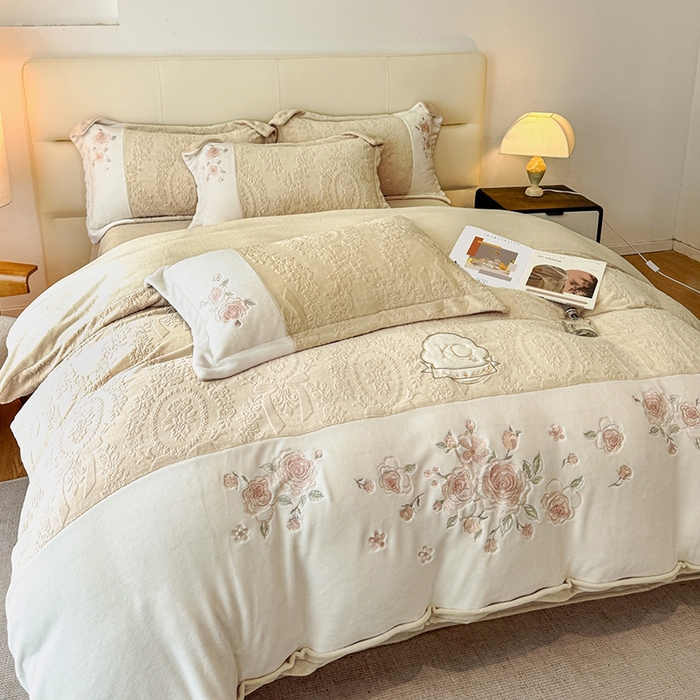 91家纺网 家纺一手货源 找家纺 金牛座家纺 2025新款公主轻奢雕花牛奶绒刺绣四件套-韵律系列 【控价 售价请勿低于178】 韵律-香槟