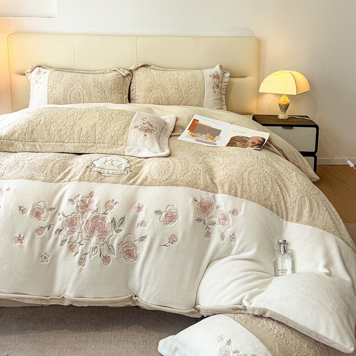 91家纺网 家纺一手货源 找家纺 金牛座家纺 2025新款公主轻奢雕花牛奶绒刺绣四件套-韵律系列 【控价 售价请勿低于178】 韵律-香槟