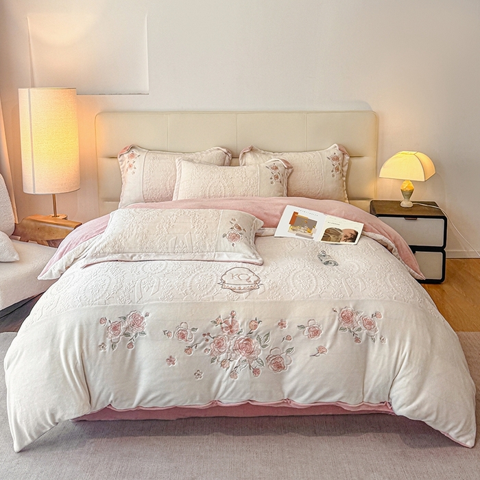 91家纺网 家纺一手货源 找家纺 金牛座家纺 2025新款公主轻奢雕花牛奶绒刺绣四件套-韵律系列 【控价 售价请勿低于178】 韵律-奶白