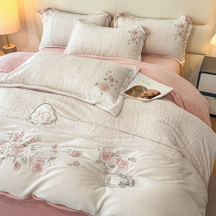 91家纺网 家纺一手货源 找家纺 金牛座家纺 2025新款公主轻奢雕花牛奶绒刺绣四件套-韵律系列 【控价 售价请勿低于178】 韵律-奶白