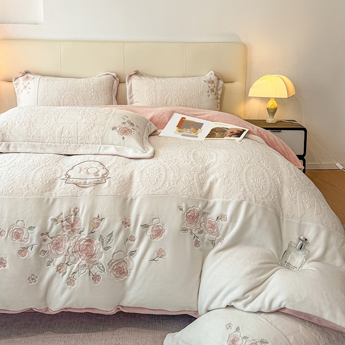 91家纺网 家纺一手货源 找家纺 金牛座家纺 2025新款公主轻奢雕花牛奶绒刺绣四件套-韵律系列 【控价 售价请勿低于178】 韵律-奶白