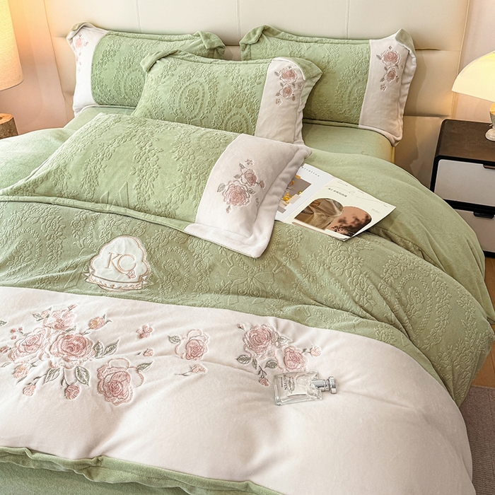 91家纺网 家纺一手货源 找家纺 金牛座家纺 2025新款公主轻奢雕花牛奶绒刺绣四件套-韵律系列 【控价 售价请勿低于178】 韵律-浅緑