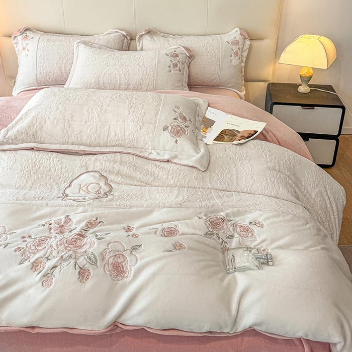 91家纺网 家纺一手货源 找家纺 金牛座家纺 2025新款公主轻奢雕花牛奶绒刺绣四件套-韵律系列 【控价 售价请勿低于178】 韵律-奶白