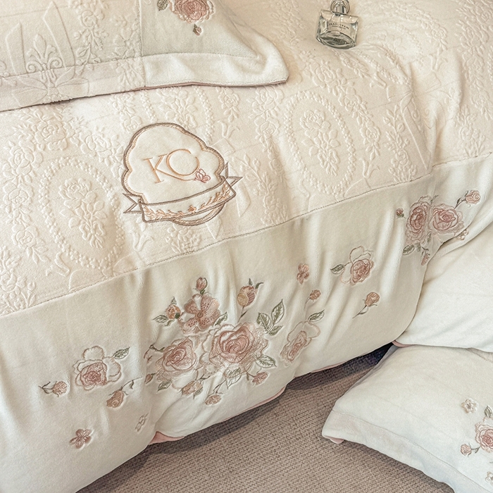 91家纺网 家纺一手货源 找家纺 金牛座家纺 2025新款公主轻奢雕花牛奶绒刺绣四件套-韵律系列 【控价 售价请勿低于178】 韵律-奶白