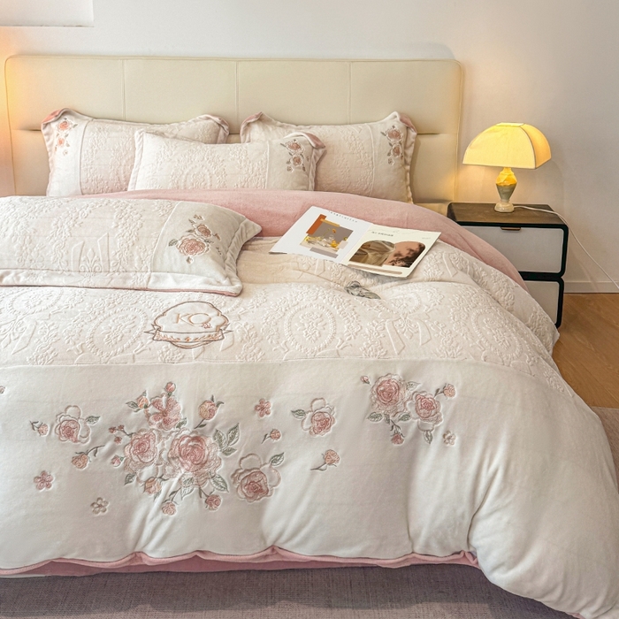 91家纺网 家纺一手货源 找家纺 金牛座家纺 2025新款公主轻奢雕花牛奶绒刺绣四件套-韵律系列 【控价 售价请勿低于178】 韵律-奶白