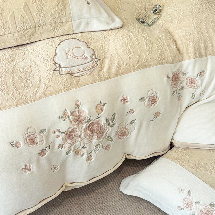 91家纺网 家纺一手货源 找家纺 金牛座家纺 2025新款公主轻奢雕花牛奶绒刺绣四件套-韵律系列 【控价 售价请勿低于178】 韵律-香槟