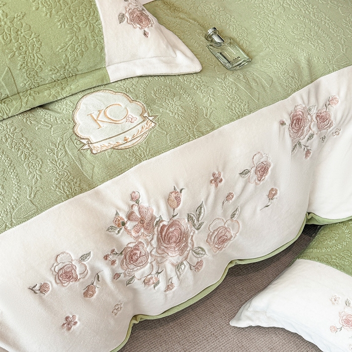 91家纺网 家纺一手货源 找家纺 金牛座家纺 2025新款公主轻奢雕花牛奶绒刺绣四件套-韵律系列 【控价 售价请勿低于178】 韵律-浅緑