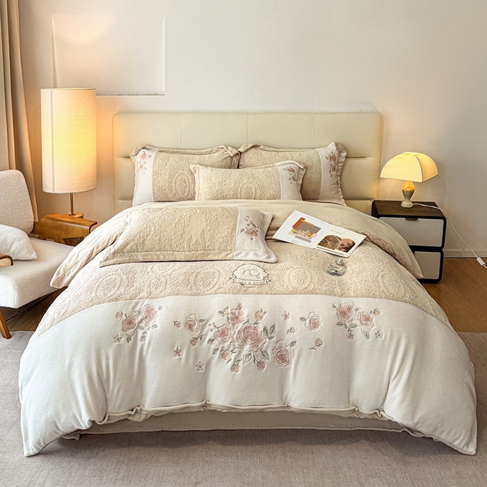 91家纺网 家纺一手货源 找家纺 金牛座家纺 2025新款公主轻奢雕花牛奶绒刺绣四件套-韵律系列 【控价 售价请勿低于178】 韵律-香槟