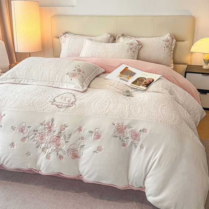金牛座家纺 2025新款公主轻奢雕花牛奶绒刺绣四件套-韵律系列 【控价 售价请勿低于178】 韵律-奶白