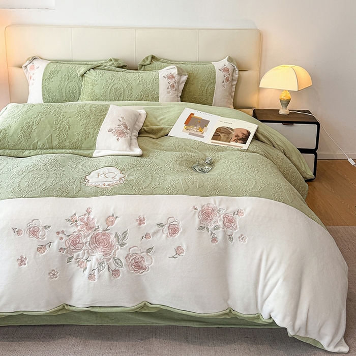 91家纺网 家纺一手货源 找家纺 金牛座家纺 2025新款公主轻奢雕花牛奶绒刺绣四件套-韵律系列 【控价 售价请勿低于178】 韵律-浅緑