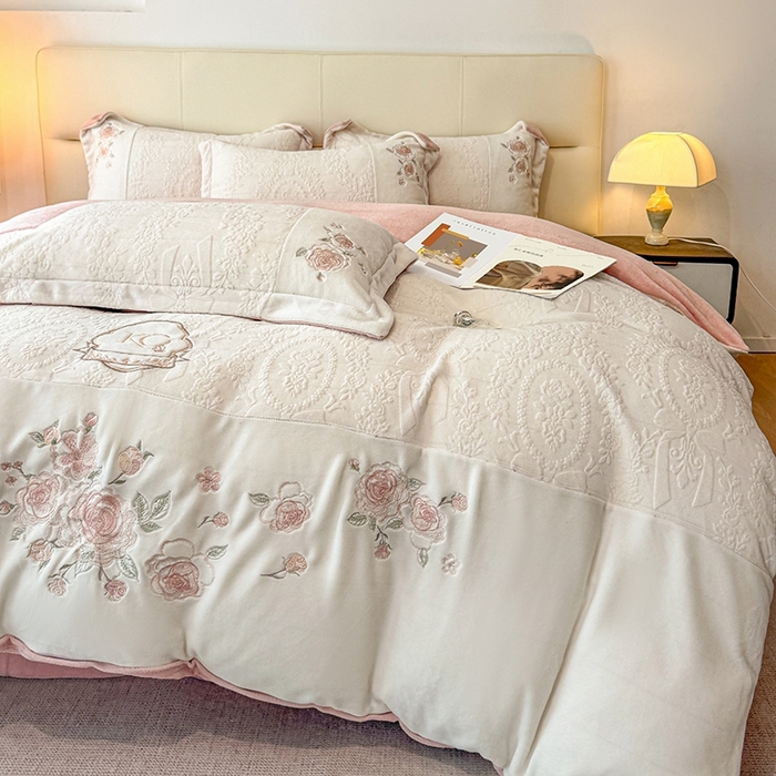 91家纺网 家纺一手货源 找家纺 金牛座家纺 2025新款公主轻奢雕花牛奶绒刺绣四件套-韵律系列 【控价 售价请勿低于178】 韵律-奶白
