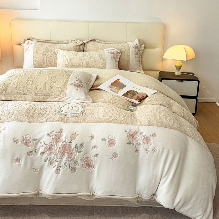 91家纺网 家纺一手货源 找家纺 金牛座家纺 2025新款公主轻奢雕花牛奶绒刺绣四件套-韵律系列 【控价 售价请勿低于178】 韵律-香槟