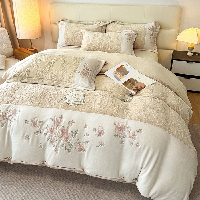 91家纺网 家纺一手货源 找家纺 金牛座家纺 2025新款公主轻奢雕花牛奶绒刺绣四件套-韵律系列 【控价 售价请勿低于178】 韵律-香槟