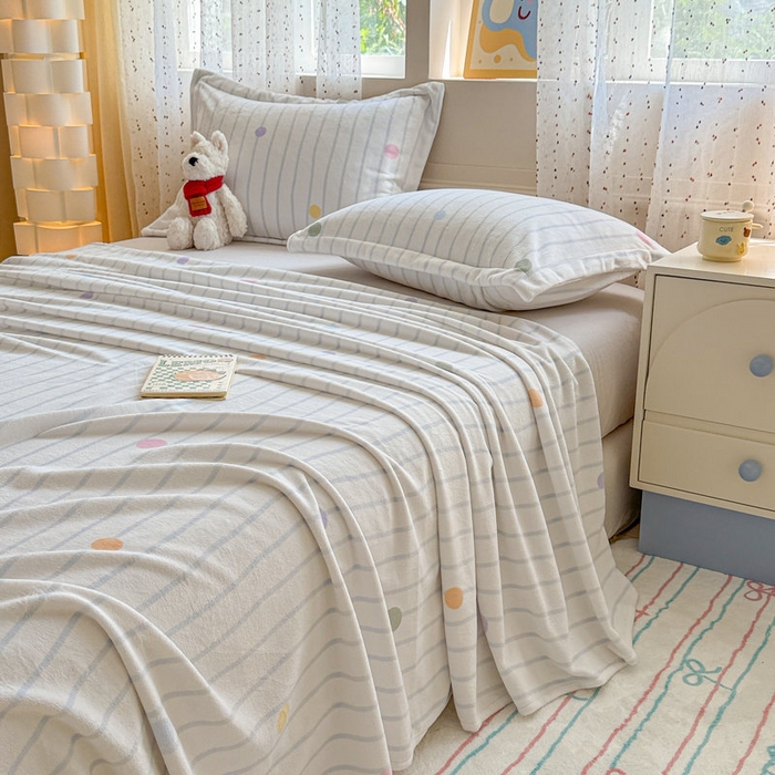 91家纺网 家纺一手货源 找家纺 丽美人 2025新款高克重印花牛奶绒无印风床单款（A类母婴级面料） 波点蓝条