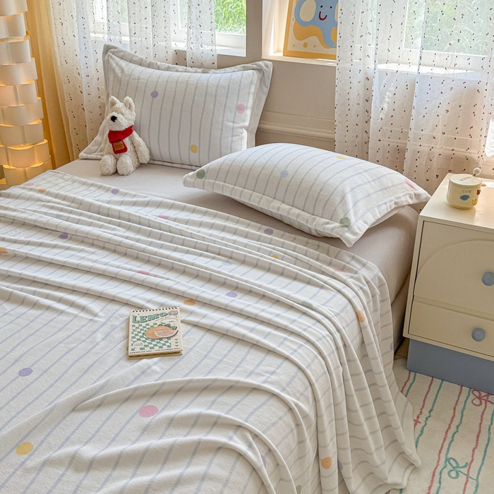 91家纺网 家纺一手货源 找家纺 丽美人 2025新款高克重印花牛奶绒无印风床单款（A类母婴级面料） 波点蓝条