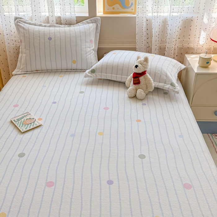 91家纺网 家纺一手货源 找家纺 丽美人 2025新款高克重印花牛奶绒无印风床单款（A类母婴级面料） 波点蓝条