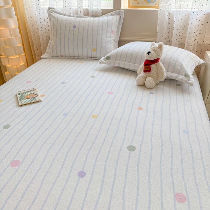 91家纺网 家纺一手货源 找家纺 丽美人 2025新款高克重印花牛奶绒无印风床单款（A类母婴级面料） 波点蓝条