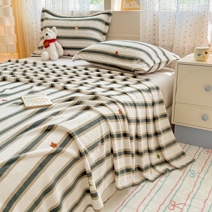 91家纺网 家纺一手货源 找家纺 丽美人 2025新款高克重印花牛奶绒无印风床单款（A类母婴级面料） 彩星黑条