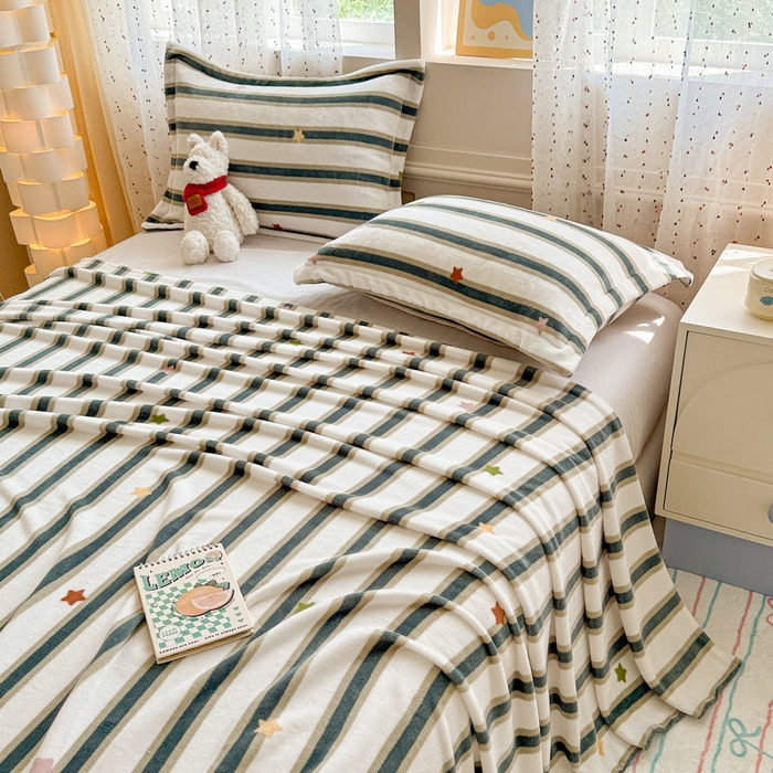 91家纺网 家纺一手货源 找家纺 丽美人 2025新款高克重印花牛奶绒无印风床单款（A类母婴级面料） 彩星黑条