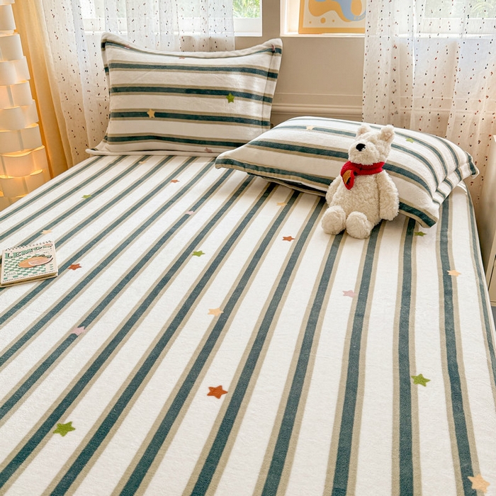 91家纺网 家纺一手货源 找家纺 丽美人 2025新款高克重印花牛奶绒无印风床单款（A类母婴级面料） 彩星黑条