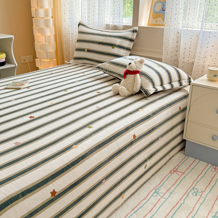 91家纺网 家纺一手货源 找家纺 丽美人 2025新款高克重印花牛奶绒无印风床单款（A类母婴级面料） 彩星黑条