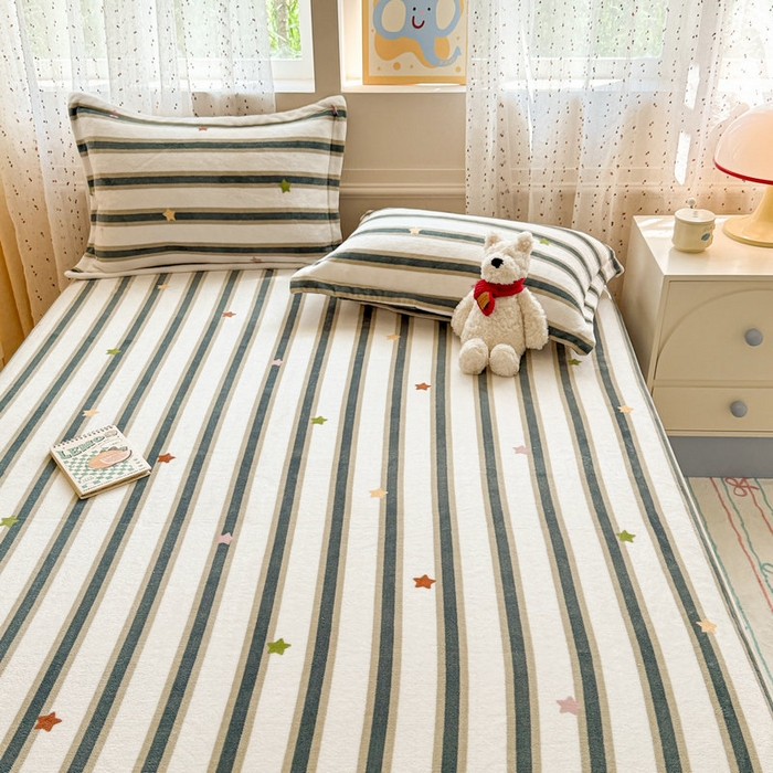 91家纺网 家纺一手货源 找家纺 丽美人 2025新款高克重印花牛奶绒无印风床单款（A类母婴级面料） 彩星黑条