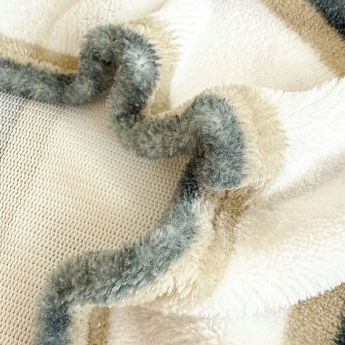 91家纺网 家纺一手货源 找家纺 丽美人 2025新款高克重印花牛奶绒无印风床单款（A类母婴级面料） 彩星黑条