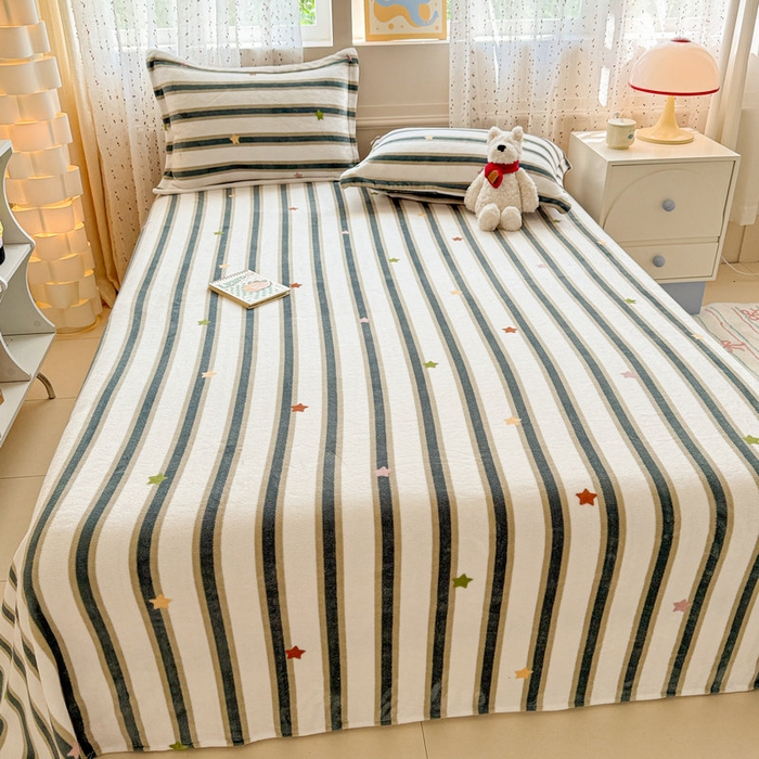 91家纺网 家纺一手货源 找家纺 丽美人 2025新款高克重印花牛奶绒无印风床单款（A类母婴级面料） 彩星黑条