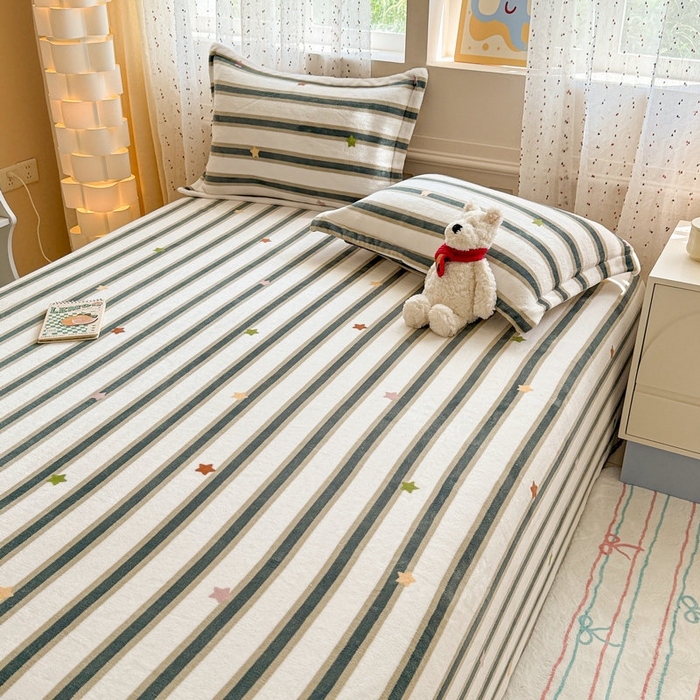 91家纺网 家纺一手货源 找家纺 丽美人 2025新款高克重印花牛奶绒无印风床单款（A类母婴级面料） 彩星黑条