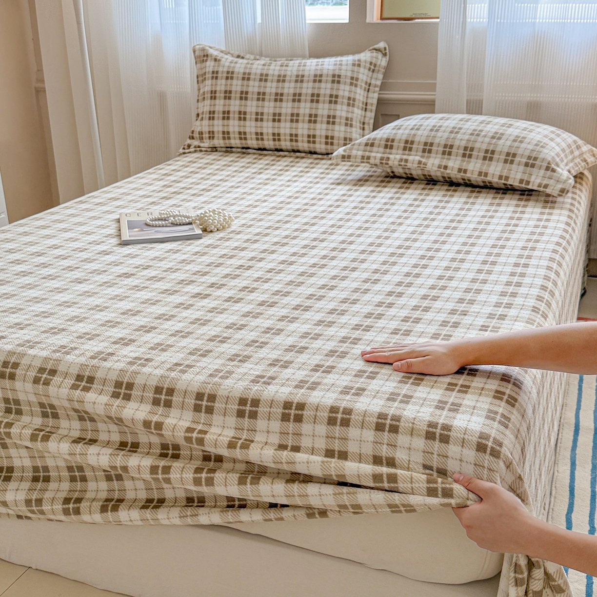 91家纺网 家纺一手货源 找家纺 丽美人 2025新款高克重印花牛奶绒无印风床单款（A类母婴级面料） 简约咖格