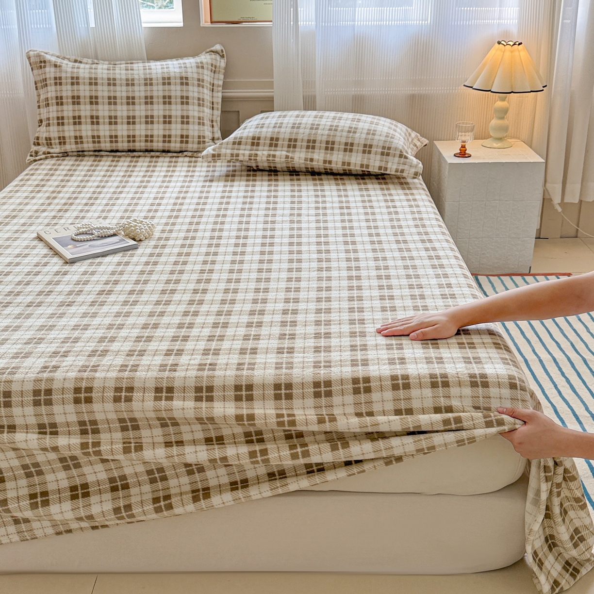 91家纺网 家纺一手货源 找家纺 丽美人 2025新款高克重印花牛奶绒无印风床单款（A类母婴级面料） 简约咖格